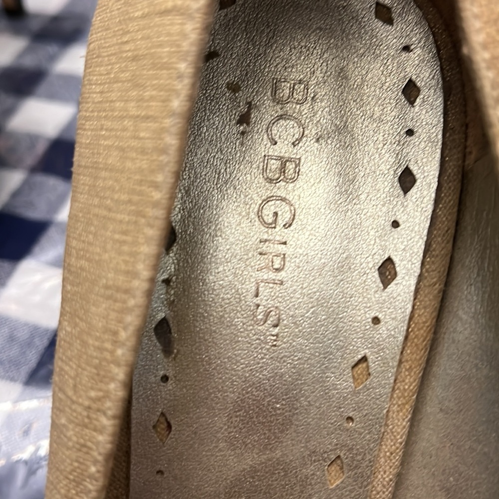 ๐ท๏ธ 5 for $15 Well loved BCB Girls, gold fabric high heels, size 10. - Picture 4 of 7